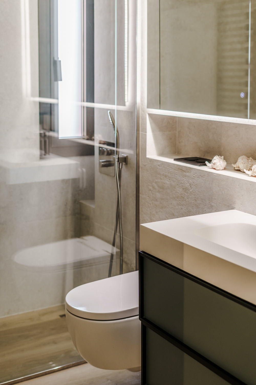 Baño reformado del proyecto Rambla Brasil, con mueble verde salvia y ducha de obra