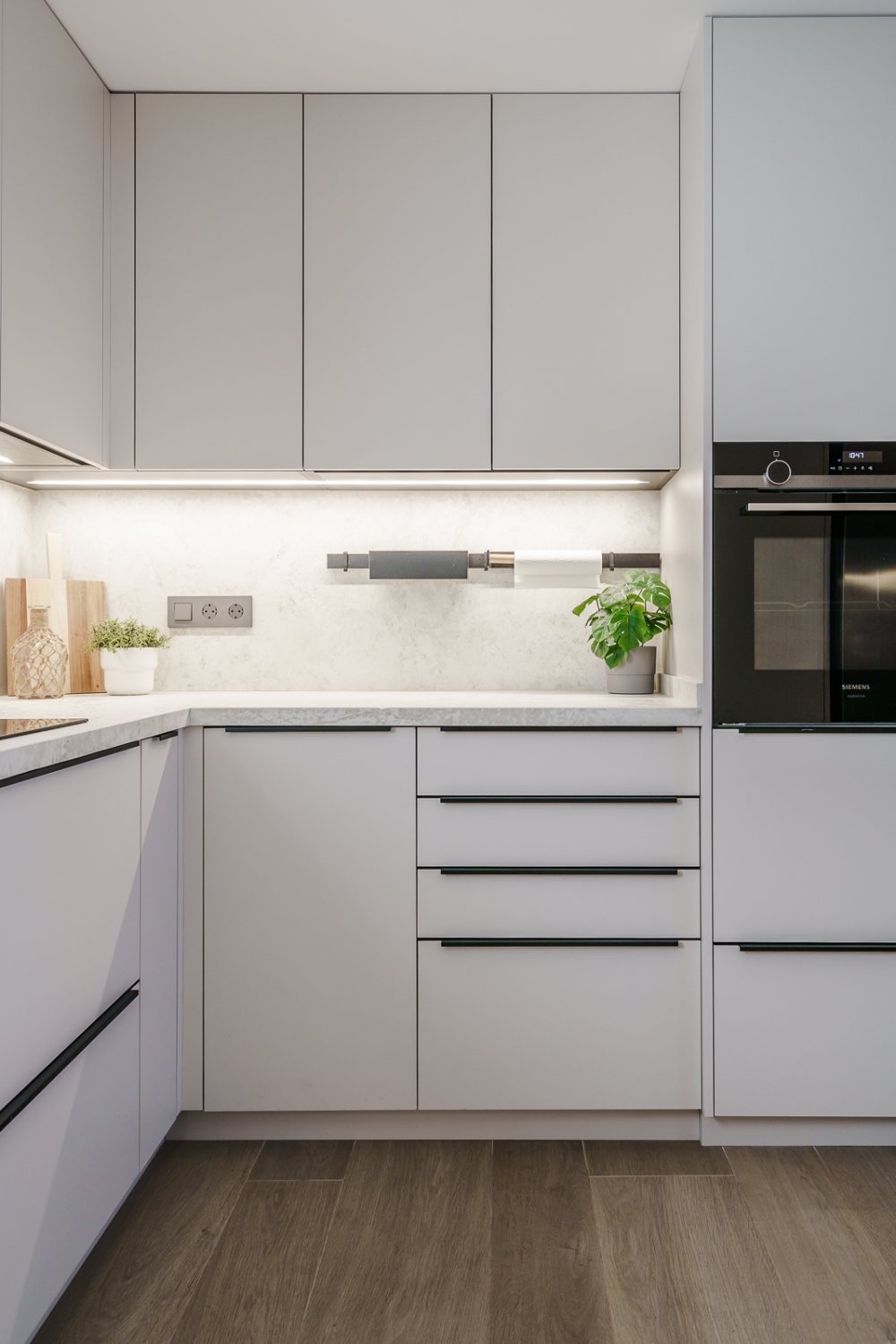 Cocina del proyecto Rambla Brasil con frentes claros